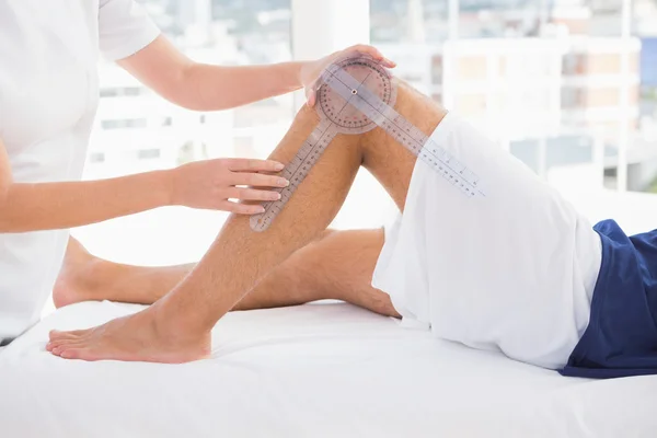 Doctor examining man leg — Stock Photo, Image