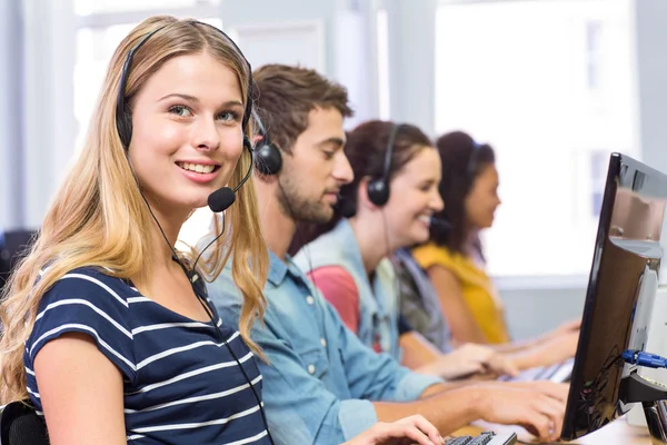 Étudiants utilisant des casques d'écoute en classe informatique — Photo