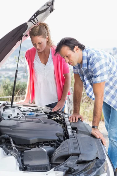 Couple after a car breakdown — Stock Photo, Image