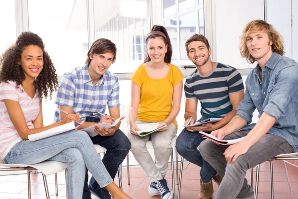 Studenten beim Hausaufgabenmachen — Stockfoto