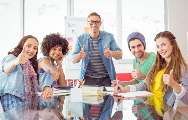 Estudiantes de moda sonriendo a la cámara juntos — Foto de Stock