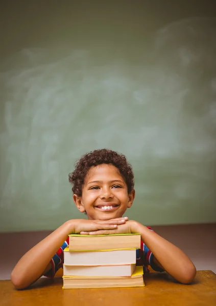 Маленький хлопчик зі стопкою книг у класі — стокове фото