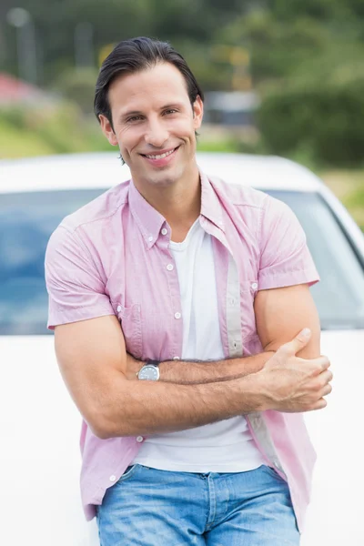 Homme souriant à la caméra — Photo