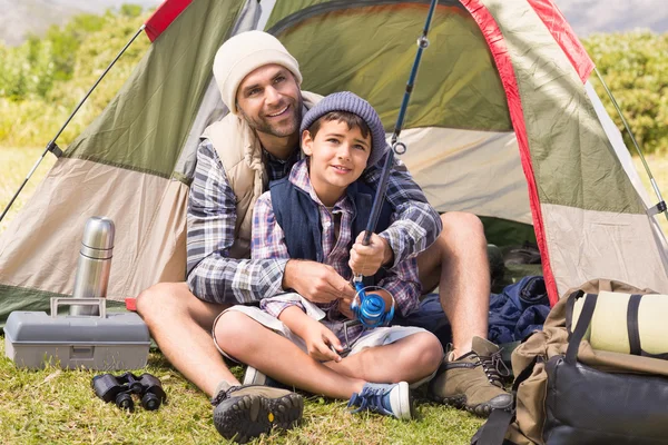 Far och son i deras tält — Stockfoto