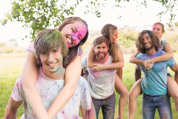 Happy vrienden bedekt met poeder verf — Stockfoto