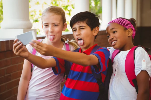 Niños de la escuela tomando selfie en corredor escolar — Foto de Stock