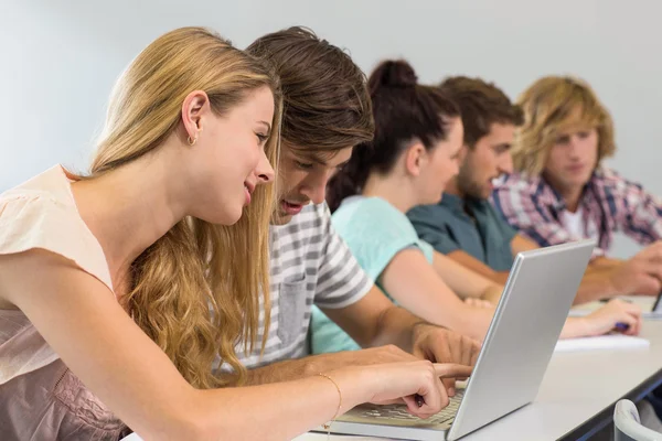 Studenti pomocí přenosného počítače v učebně — Stock fotografie