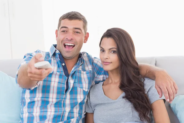 Pareja viendo tv — Foto de Stock