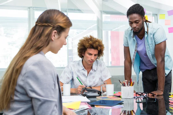 Empresa creativa peple trabajo en el escritorio — Foto de Stock