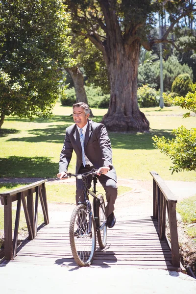 Uomo d'affari in bicicletta nel parco — Foto Stock