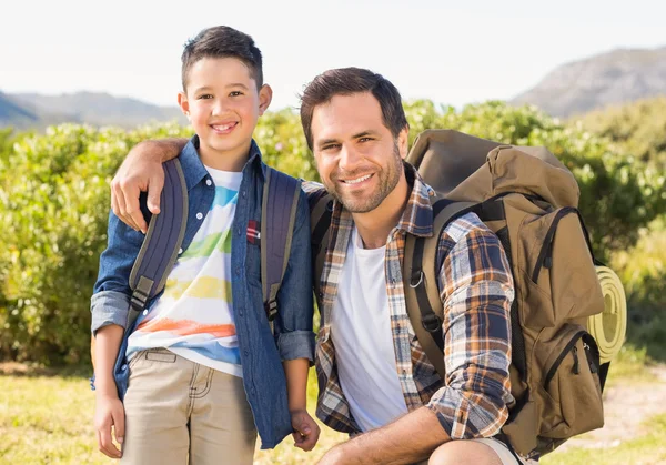 Pai e Filho em uma caminhada juntos — Fotografia de Stock