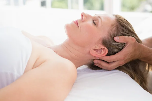 Donna che riceve massaggio al collo — Foto Stock