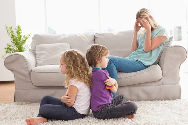 Boos broers en zussen zitten gekruiste armen — Stockfoto