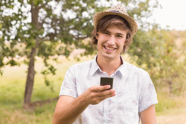 Jeune homme heureux utilisant un smartphone — Photo