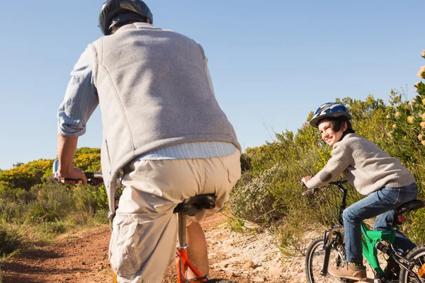 Pai e filho em um passeio de bicicleta o — Fotografia de Stock