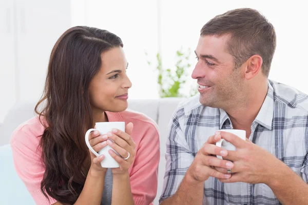Paret tittar på varandra med kopp kaffe — Stockfoto