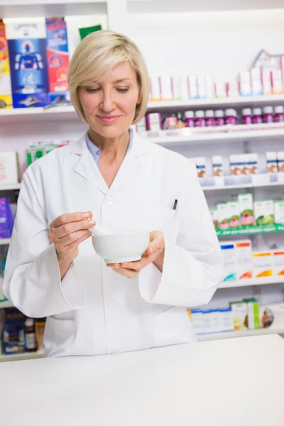 Farmacêutico sorridente a misturar um medicamento — Fotografia de Stock