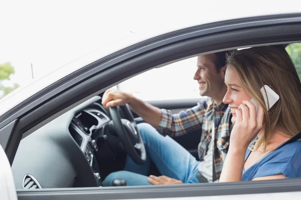 Casal em viagem de carro — Fotografia de Stock