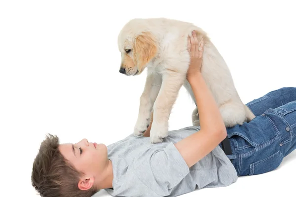 子犬と遊ぶ少年 — ストック写真