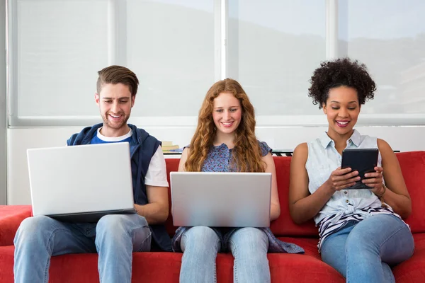 Equipo creativo que utiliza computadoras portátiles y tabletas digitales — Foto de Stock