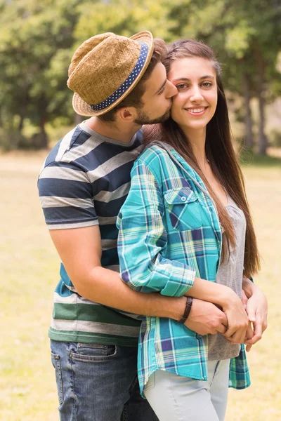 Junges Paar umarmt sich im Park — Stockfoto