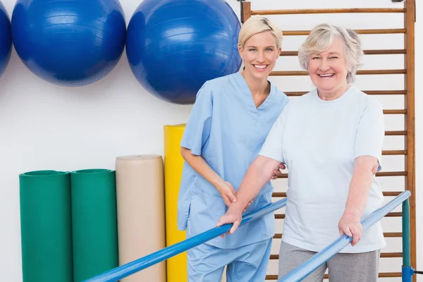 Mujer mayor y terapeuta sonriendo —  Fotos de Stock