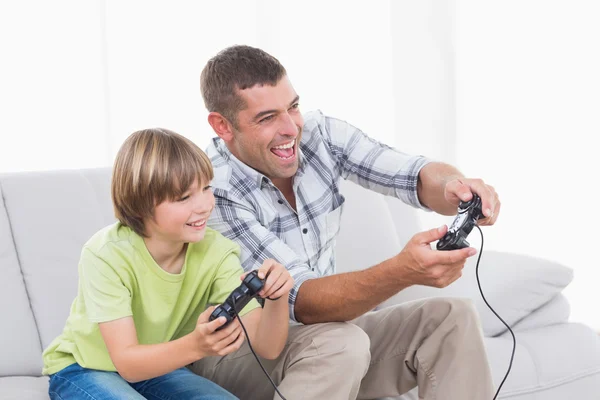 Padre e hijo jugando videojuego — Foto de Stock