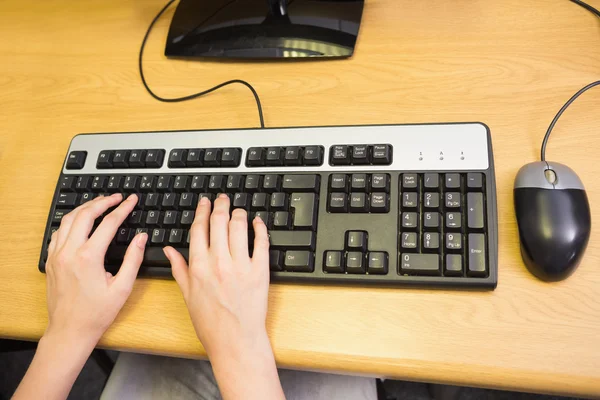 Students working on computer together — Stock Photo, Image