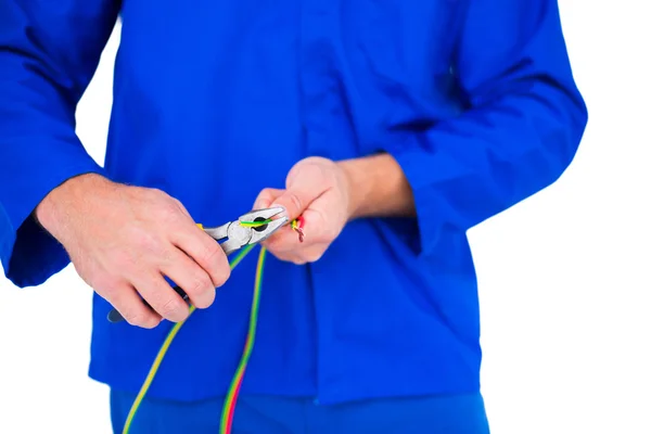 Elektrikář řezací drát kleštěmi — Stock fotografie