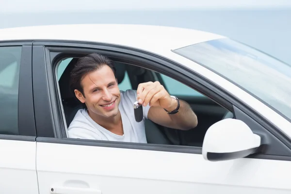 Homem sorrindo e mostrando a chave — Fotografia de Stock