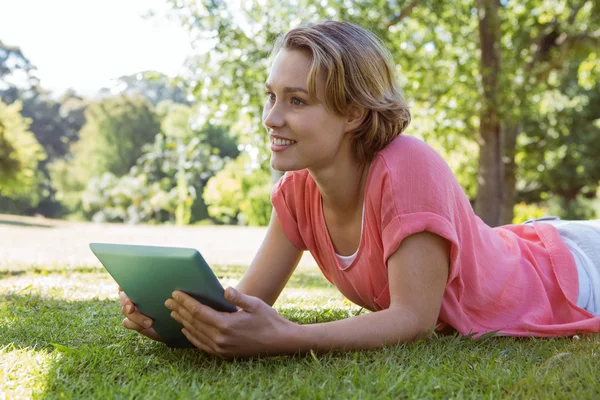 Hübsche Frau mit Tablet im Park — Stockfoto