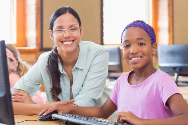 Schattig leerling van computer klas met leraar — Stockfoto