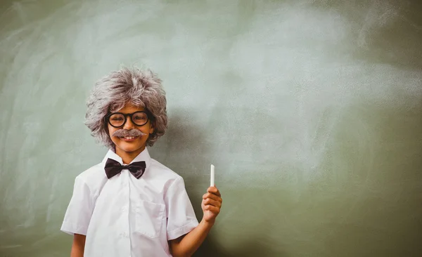 Αγόρι ντυμένος ως ανώτερος δάσκαλος μπροστά από το μαυροπίνακα — Φωτογραφία Αρχείου