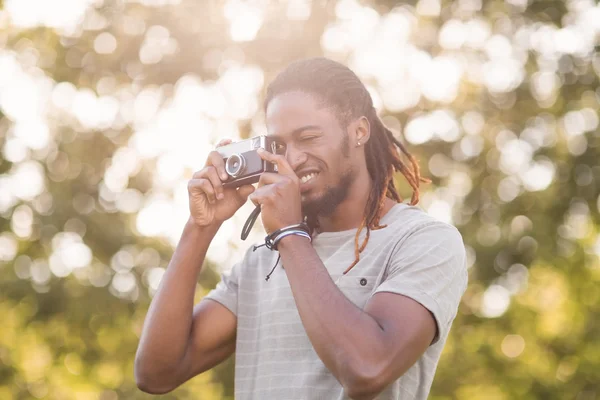 Beau hipster utilisant une caméra vintage — Photo