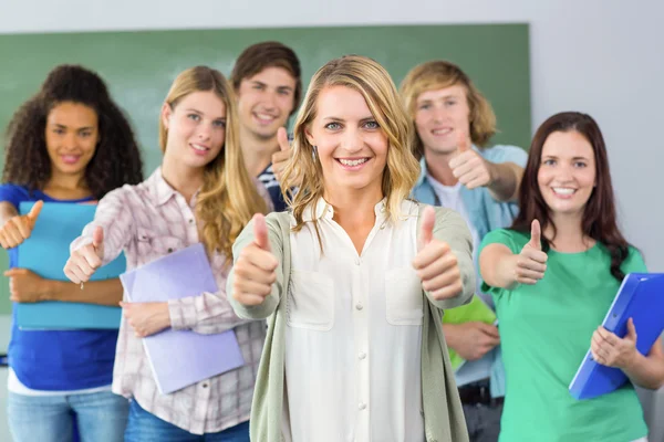 Studenti universitari gesticolando pollici verso l'alto — Foto Stock