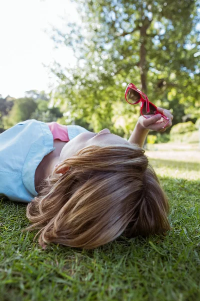 Ładna kobieta leżącej w parku — Zdjęcie stockowe