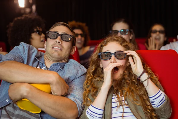 Молодые друзья смотрят 3D фильм — стоковое фото