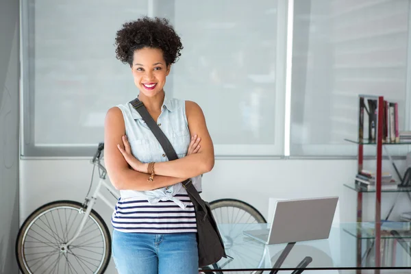 Portrait of casual young woman standing with arms crossed — Stock Photo, Image