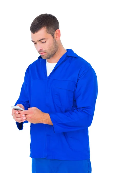 Mechanic text messaging through mobile phone — Stock Photo, Image