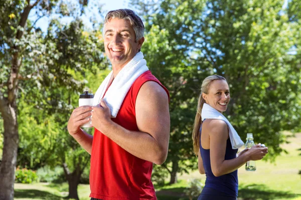 S'adapter couple dans le parc — Photo