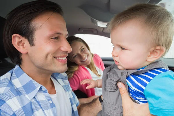 Батьки і дитина на дорозі — стокове фото