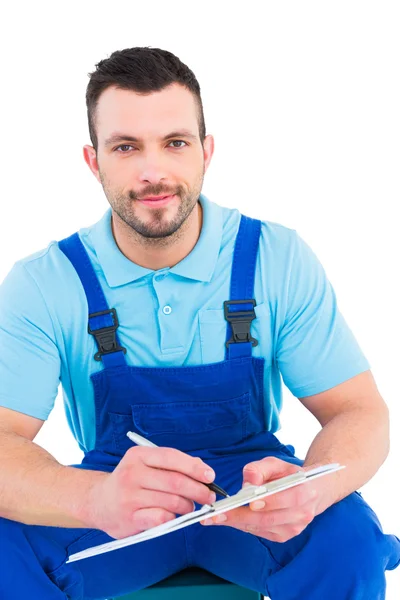 Plumber writing on clipboard — Stock Photo, Image