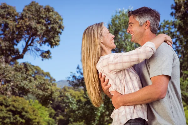 Gelukkig koppel in het park — Stockfoto