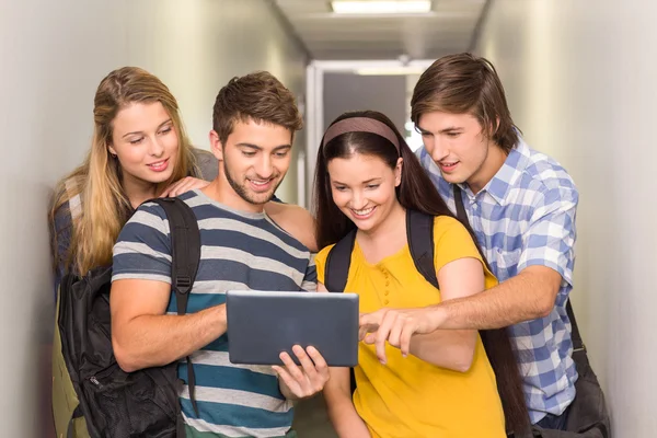 Студенти використовують цифровий планшет в коридорі коледжу — стокове фото