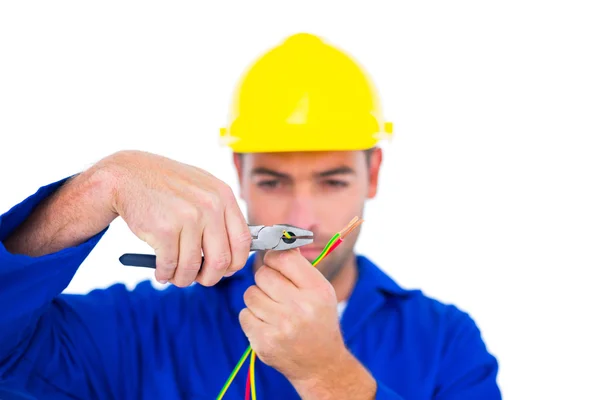 Elektriker schneidet Draht mit Zange — Stockfoto