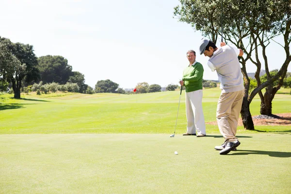 Amigos de golfe teeing off — Fotografia de Stock