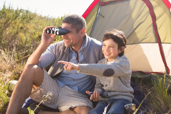 Pai e filho ao lado da tenda — Fotografia de Stock