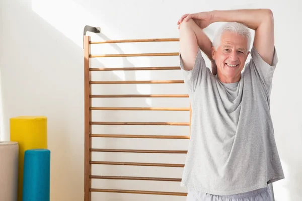 Seniorchef streckt sich — Stockfoto