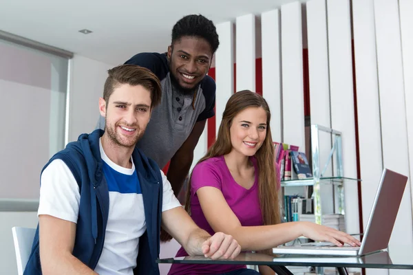 Kreativa team med laptop — Stockfoto