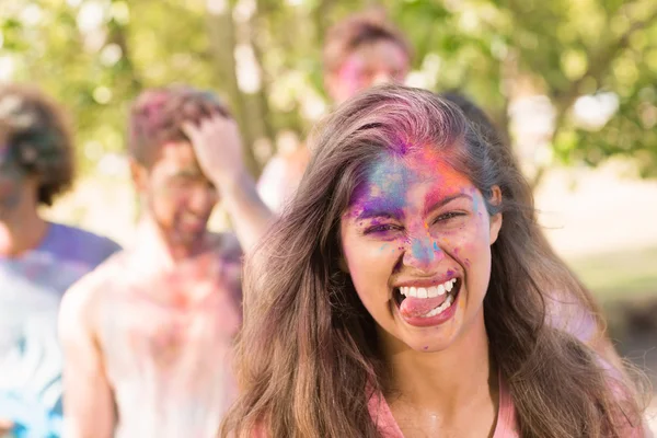 Menina feliz coberto de tinta em pó — Fotografia de Stock